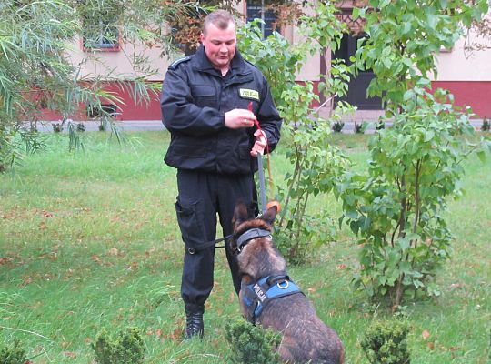 Wizyta w Komendzie Policji-spotkanie z psem