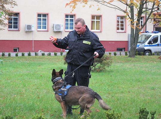 Wizyta w Komendzie Policji-spotkanie z psem