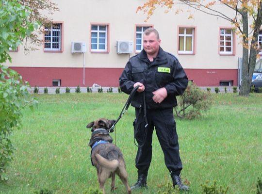 Wizyta w Komendzie Policji-spotkanie z psem