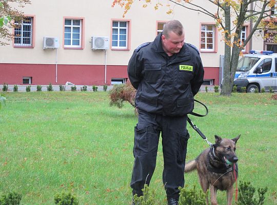 Wizyta w Komendzie Policji-spotkanie z psem