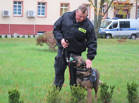Wizyta w Komendzie Policji-spotkanie z psem