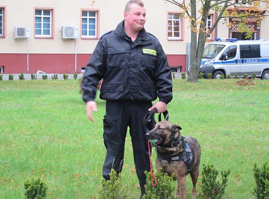 Wizyta w Komendzie Policji-spotkanie z psem