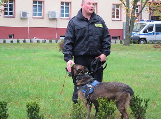Wizyta w Komendzie Policji-spotkanie z psem