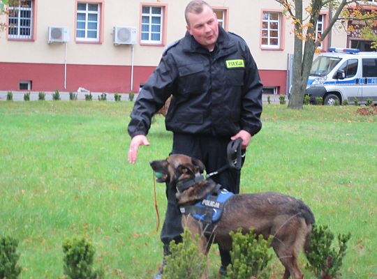 Wizyta w Komendzie Policji-spotkanie z psem