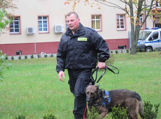 Wizyta w Komendzie Policji-spotkanie z psem