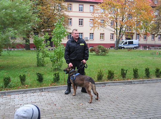 Wizyta w Komendzie Policji-spotkanie z psem