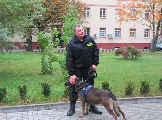 Wizyta w Komendzie Policji-spotkanie z psem