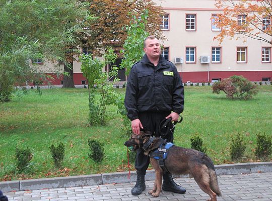 Wizyta w Komendzie Policji-spotkanie z psem