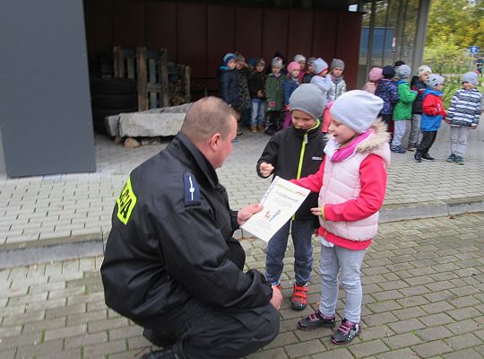 Wizyta w Komendzie Policji-spotkanie z psem