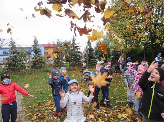 My pomagamy  i przedszkolny ogród sprzątamy