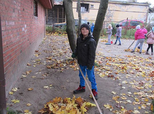 My pomagamy  i przedszkolny ogród sprzątamy