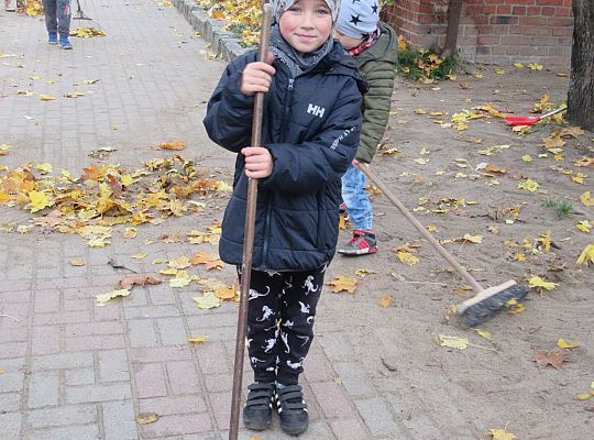 My pomagamy  i przedszkolny ogród sprzątamy