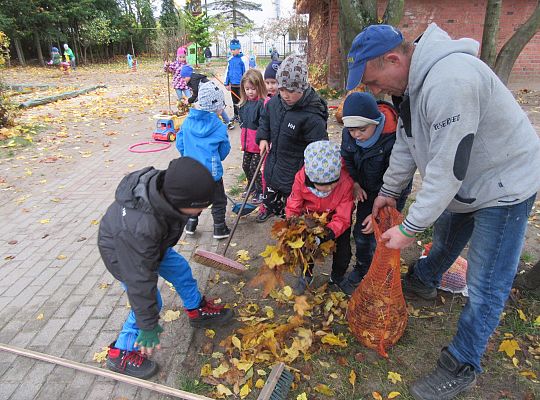 My pomagamy  i przedszkolny ogród sprzątamy