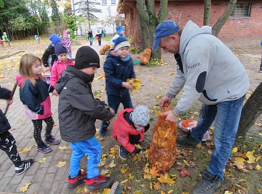 My pomagamy  i przedszkolny ogród sprzątamy
