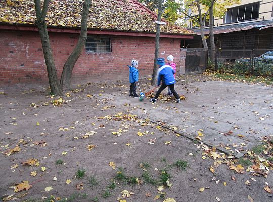 My pomagamy  i przedszkolny ogród sprzątamy