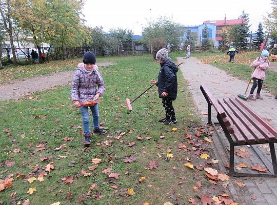 My pomagamy  i przedszkolny ogród sprzątamy