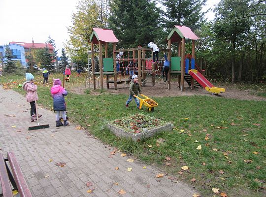 My pomagamy  i przedszkolny ogród sprzątamy