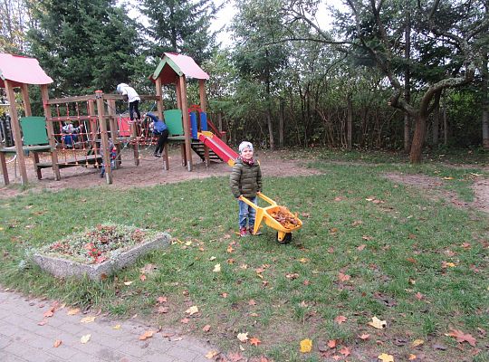 My pomagamy  i przedszkolny ogród sprzątamy