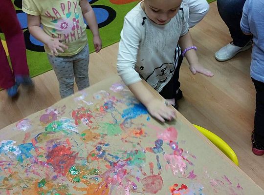 Świetna zabawa przy malowaniu domku