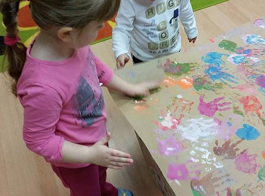 Świetna zabawa przy malowaniu domku