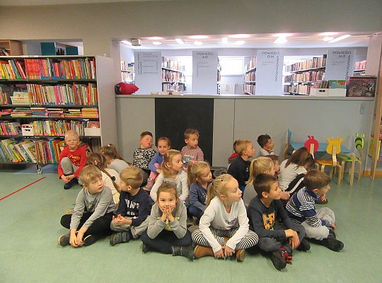 Starszaki w bibliotece