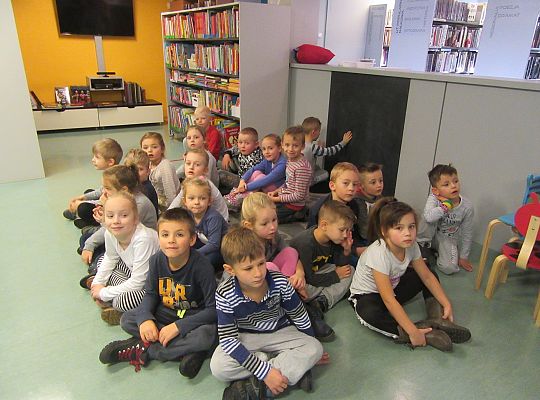 Starszaki w bibliotece