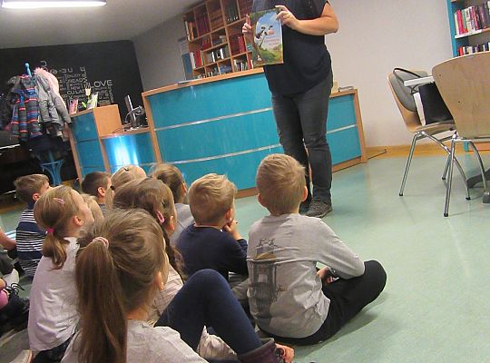 Starszaki w bibliotece