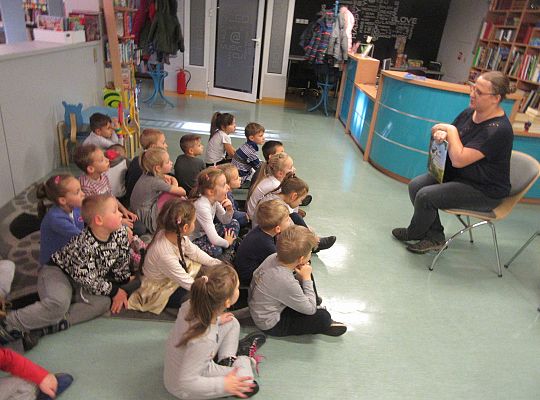 Starszaki w bibliotece