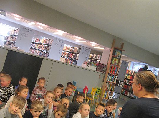 Starszaki w bibliotece