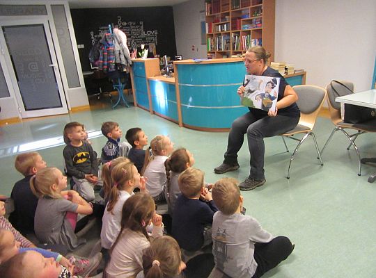 Starszaki w bibliotece