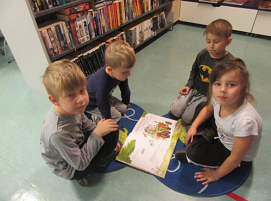 Starszaki w bibliotece