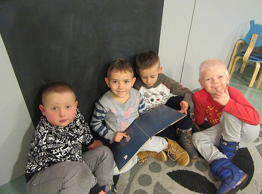 Starszaki w bibliotece