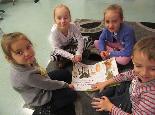 Starszaki w bibliotece