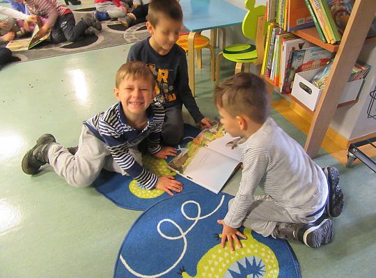 Starszaki w bibliotece