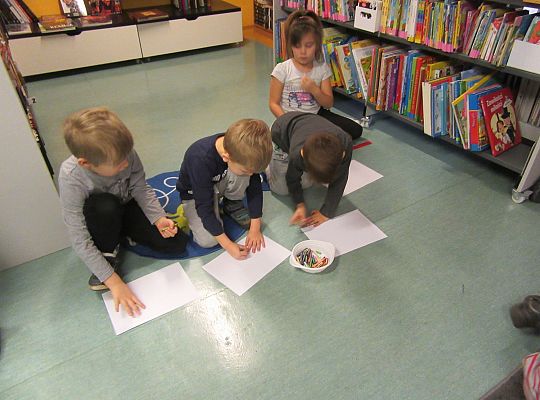 Starszaki w bibliotece