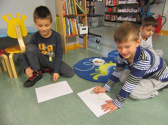 Starszaki w bibliotece