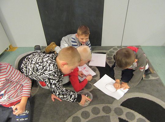 Starszaki w bibliotece