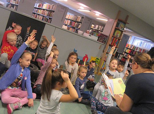 Starszaki w bibliotece