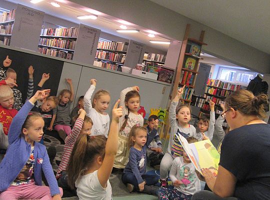 Starszaki w bibliotece