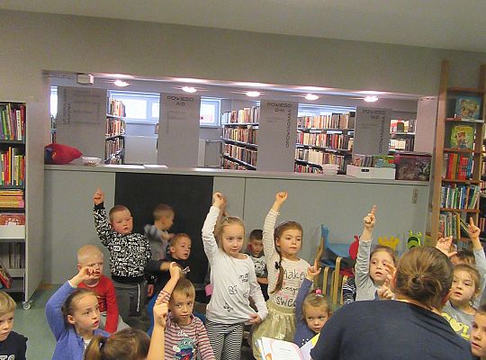 Starszaki w bibliotece