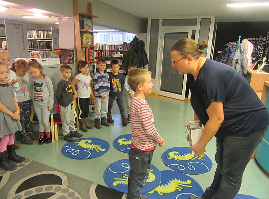 Starszaki w bibliotece