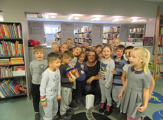 Starszaki w bibliotece