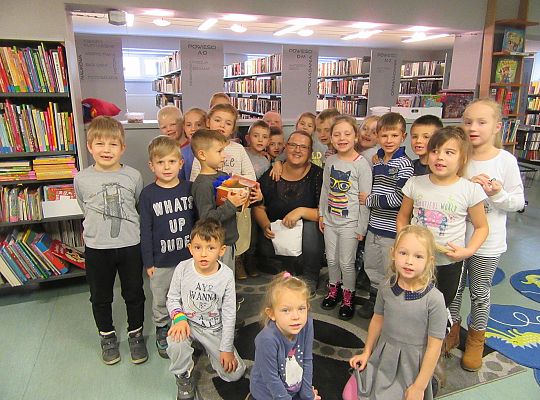 Starszaki w bibliotece