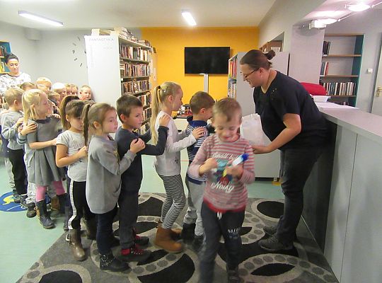 Starszaki w bibliotece