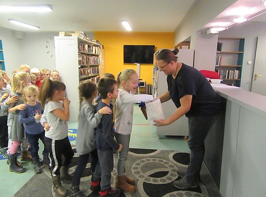 Starszaki w bibliotece