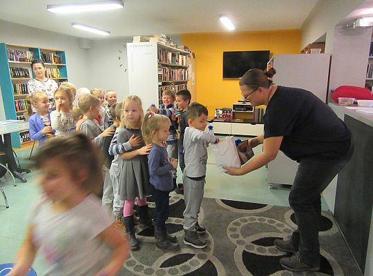 Starszaki w bibliotece