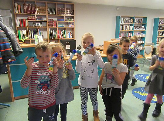 Starszaki w bibliotece