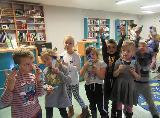 Starszaki w bibliotece