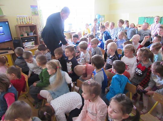 Spotkanie z kolejarzem-absolwent naszego przedszkola