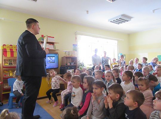 Spotkanie z kolejarzem-absolwent naszego przedszkola